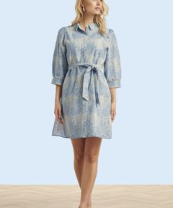 Lina broderie anglaise jurk in lichtblauw en gebroken wit