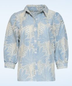 Lina broderie anglaise blouse in lichtblauw en gebroken wit